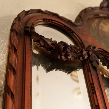 Антикварное зеркало с консольным столиком